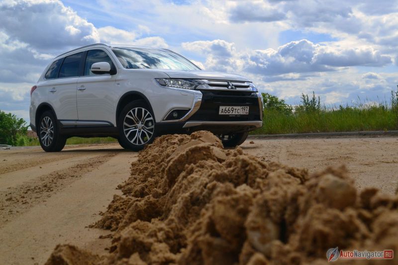 Полный привод у Outlander Sport не такой, как у остальных «Аутов». Если любите аббревиатуры, то на «Спорте» стоит S-AWC. Но воодушевленно вздыхать не стоит – несмотря на идентичное название, технически это не та же система, что стоит на Evo X