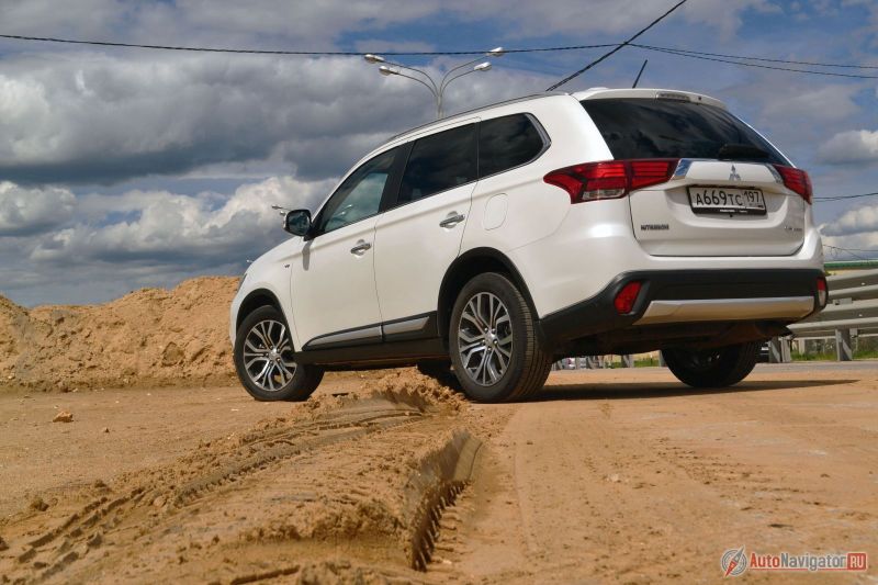 Несмотря на более продвинутую систему полного привода и название «Sport», к спорту Outlander никакого отношения не имеет. А все эти навороты с распределением крутящего момента призваны лишь сделать автомобиль безопаснее. Слышите? Безопаснее, а не споративнее. Законы физики никто не отменял