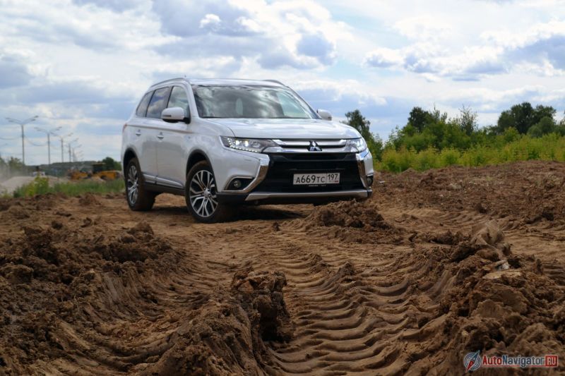 Не знай я того, что внутри спрятана не обычная система полного привода, а навороченная, никогда бы не заметил разницы. Впрочем, даже зная это, я не могу сказать, что в обычных условиях разница есть. Её нет. По крайней мере, летом