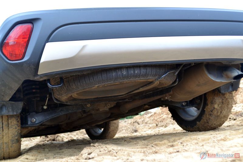 Запаска под днищем освобождает место в самом багажнике