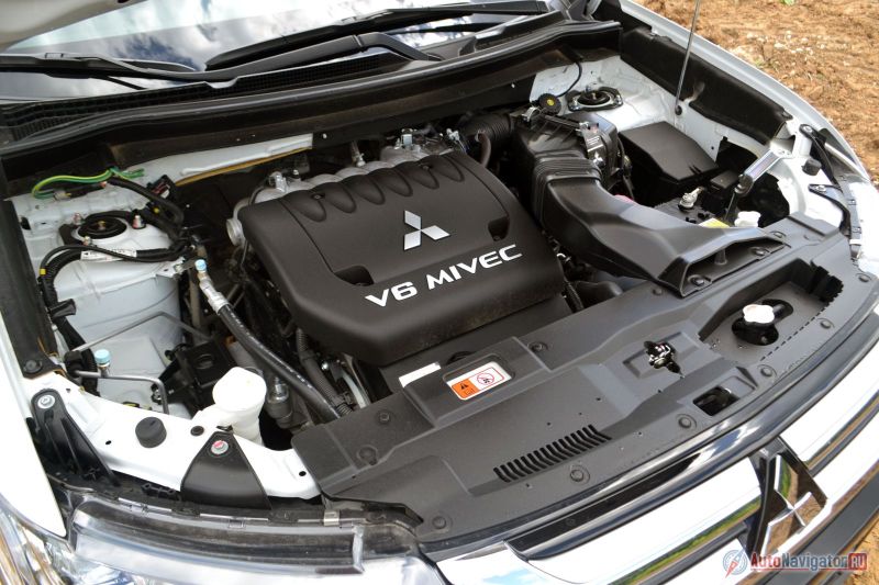 Под капотом настоящий 3,0-литровый V6 мощностью 230 л.с. Для тех, кто по какой-то причине хочет только Outlander, но не хочет тормозить
