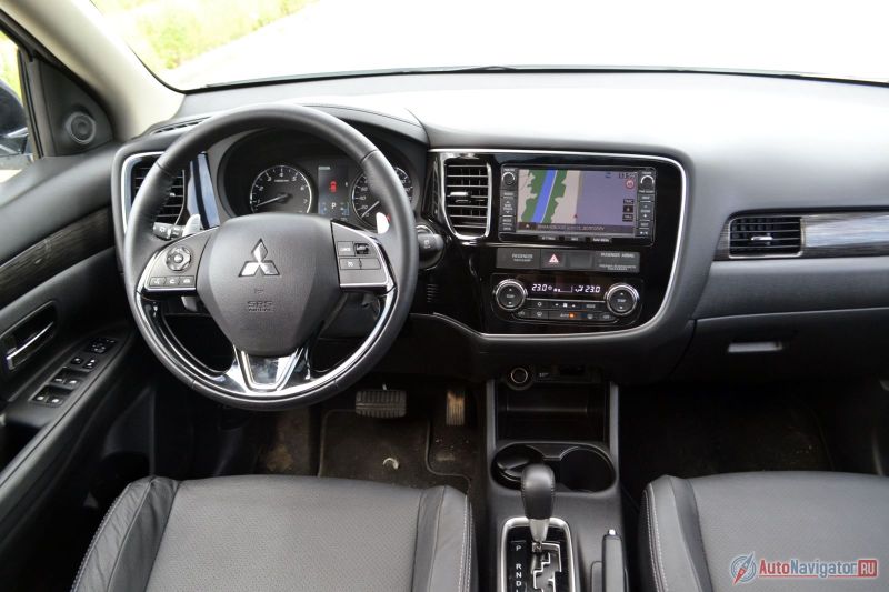 Салон после рестайлинга фактически не изменился. Зато улучшилась шумоизоляция