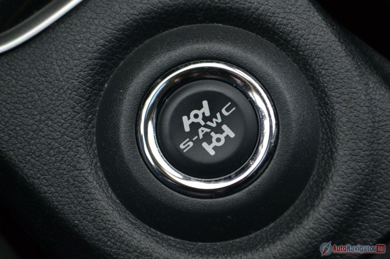 Этой кнопкой можно переключаться между четырьмя режимами полного привода: Eco (задние колеса подключаются только, когда очень-очень надо), Normal (машина сама принимает решение, когда, сколько и куда крутящего момента направить), Snow (система работает, подразумевая, что под колесами скользко или рыхло), Lock (постоянно гребут все колеса сразу)