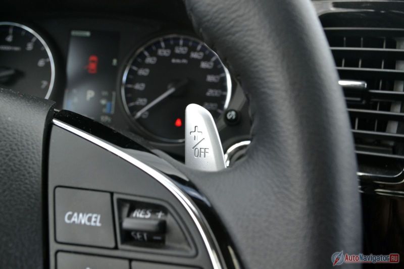 Подрулевые переключатели тут, скорее, для развлечения, в деле они особо не помогают. Разве что на загруженной трассе, когда на пониженную лучше переключиться заранее, не дожидаясь, пока электроника сама это поймет