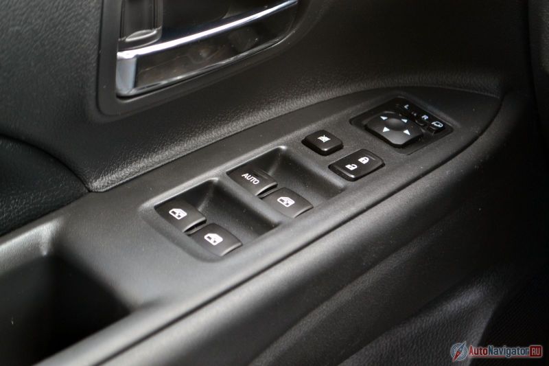 Несмотря на цену, автоматический стеклоподъемник только у водителя. Ох уж эти японские традиции