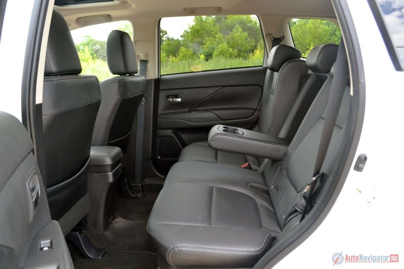 Сзади комфортно и молодому, и старому. В том плане, что места много, спинка регулируется и подлокотник есть. А вот на бездорожье сзади подбрасывает неслабо