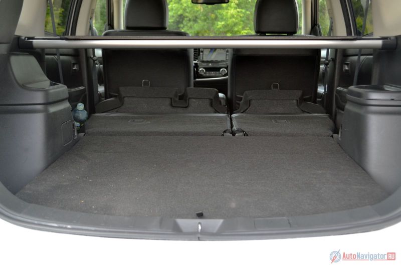 Багажник и так немаленький – 477 литров, а, сложив сиденья, получаешь не только ровный пол, но и в 3,5 раза больший объем для чего-то по-настоящему большого. Кстати, для чего-то по-настоящему маленького, под полом есть очень удобный многосекционный органайзер – мечта любителя возить с собой все. На всякий случай.