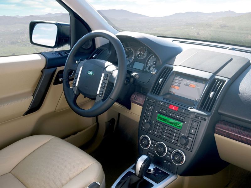 Интерьер «Фрила» журналисты хвалили за качество материалов, но ругали за использование архаичной фурнитуры в виде монохромных дисплеев