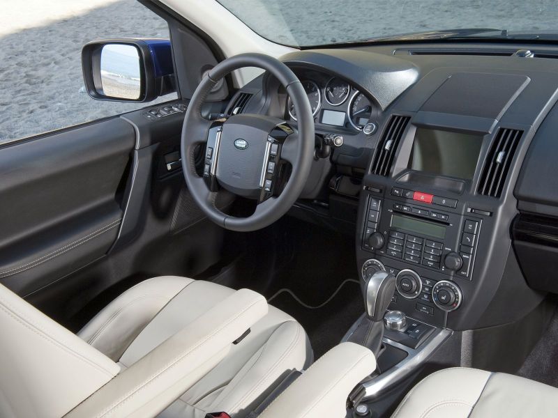 Первый рестайлинг 2010 года ситуацию с салоном не изменил. Внутреннее убранство посвежело только со вторым обновлением 2012-го года