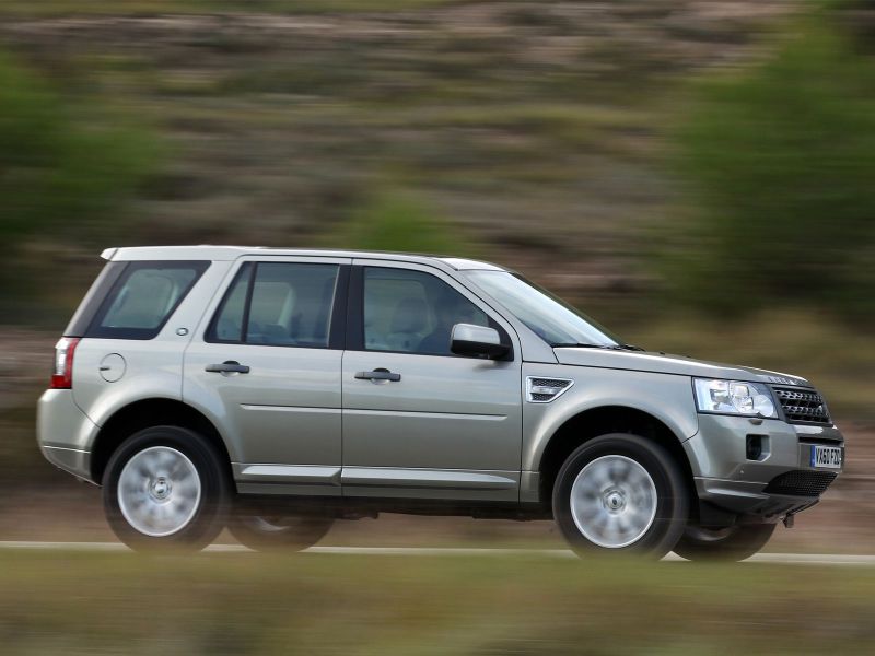 Ну, а снаружи модернизированный в первый раз Freelander 2, отличался иной оптикой, решёткой да бамперами