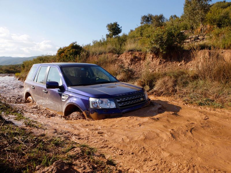 Клиренс 210 мм, углы въезда и съезда 31 и 34 градуса соответственно, а глубина преодолеваемого брода 500 мм