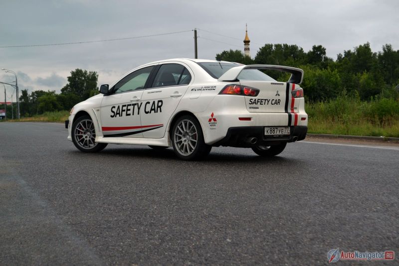 Не сказать, что дизайн устарел. Скорее примелькался. Обычных-то «Лансеров» пруд пруди на парковках. Чтобы выглядеть совсем современно, не хватает только светодиодов