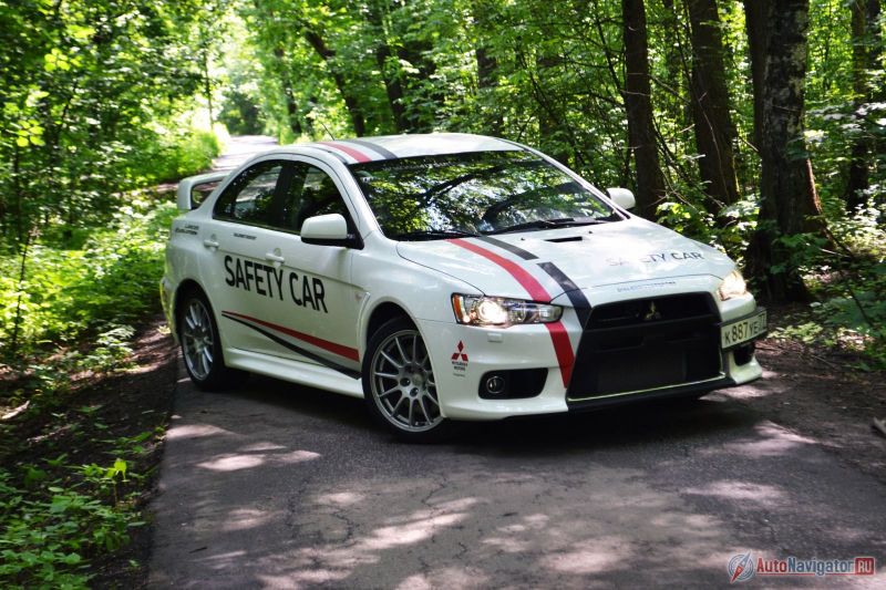 Спасибо за ксенон, но ни о парктрониках и тем более камере заднего вида речи не идет. Хотя, машина стоит не полтора миллиона и даже ни два