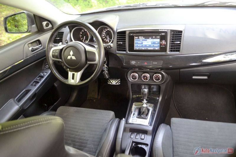 Салон такой же пластмассовый, как и у обычного «Лансера». Да, странно было бы ожидать, чтобы для Evo делали новый салон и использовали другой пластик, но осадочек остается неприятный. Особенно на фоне современных автомобилей С-класса, в которых пластик мягкий и дорогой