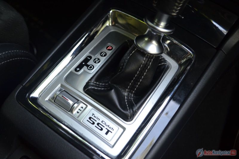 Вместо традиционной для такого класса машин механики, роботизированная коробка передач с двумя сцеплениями. Что-то типа DSG, только от Mitsubishi. Работает отменно – претензий нет. А есть еще и спортивный режим, который не дает турбине заснуть