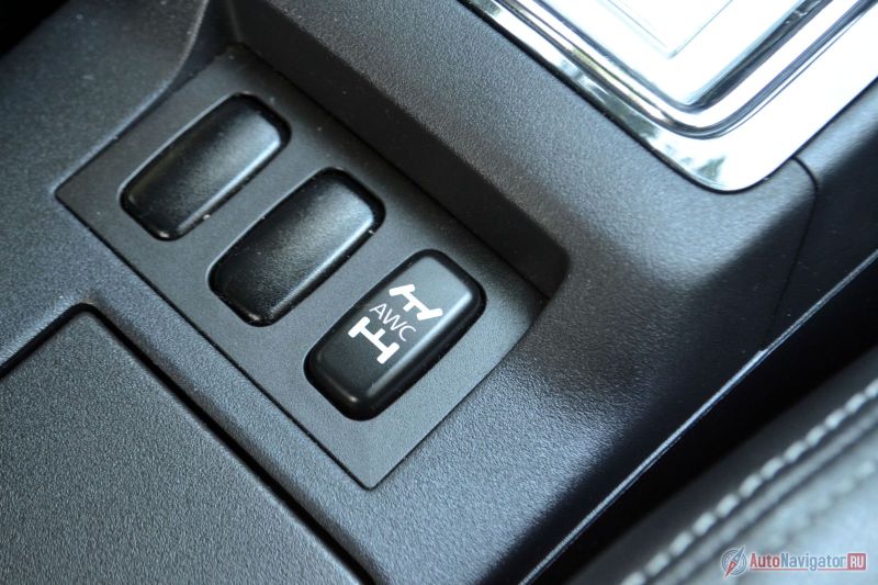 Этой кнопкой меняются настройки системы полного привода. Всего их три: снег, гравий, асфальт