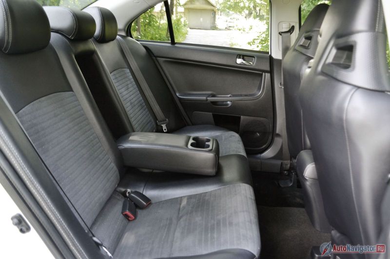 Сзади не то, чтобы вольготно. Но сидеть можно вполне комфортно. Сиденья мягкие и нескользкие. Алькантара порадует пассажиров и в сильный мороз, и в сильную жару