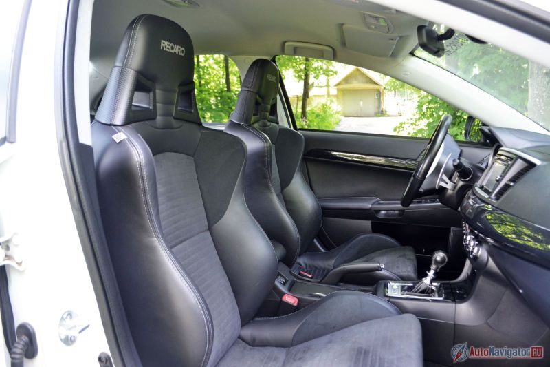 Спереди стоят ковшеобразные спортивные сиденья Recaro. Сидеть в них - одно удовольствие. А боковая поддержка безупречна