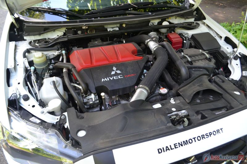 Под капотом негде яблоку упасть. Так что перенос бачка омывателя и аккумулятора в багажник – это не просто прихоть. Тут реально их некуда засунуть