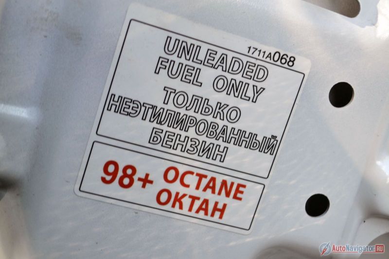 В бак нужно заливать только 98-ой. Мало того, что он есть ни на каждой заправке, так еще, если ехать в приличном темпе, его хватит всего на 200 км (на треке, наверняка, и того меньше). Да даже если не особо торопиться, дай бог проехать полтысячи километров. Так что пару канистр с бензином в багажнике будут совсем не лишними