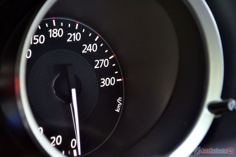 Максималка в 300 км/ч – это чтобы подростки рты пооткрывали. На самом деле «потолок» по паспорту – 242 км/ч