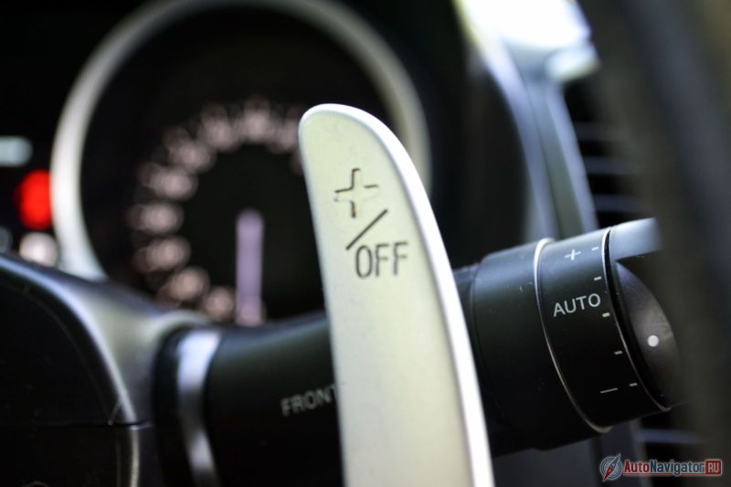 Подрулевыми лепестками пользоваться удобно. В большинстве ситуаций смысла в них нет – робот и сам отлично делает свою работу – но они могут пригодиться, если нужно держать передачу в повороте. Стрелка тахометра упрется в ограничитель, но коробка не переключится вверх. Все честно