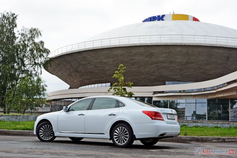 На фоне подтянутого Kia Quoris, Equus выглядит старше, и вероятно именно потому подсознательно отсылает к «ЗИЛовским» лимузинам. Как гармонично корейский седан смотрится на фоне казанского цирка, построенного в конце 1967-го…