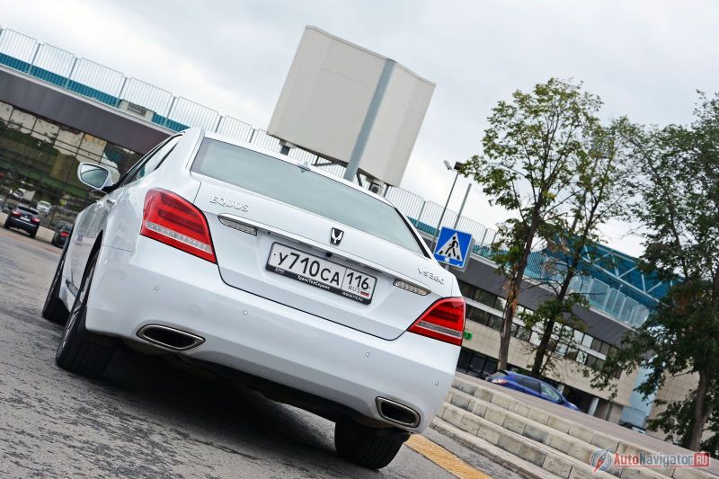 На первый взгляд модернизация, затронувшая Equus в 2013-м, не привнесла ничего. Глядя на экстерьер вообще можно подумать, что рестайлинга как бы и не было вовсе