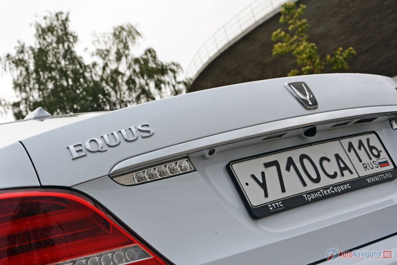 …такая, как на корме. Здесь же может быть традиционный логотип Hyundai