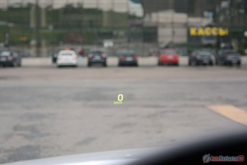 Проекция на стекло доступна начиная со «второй» комплектации Elite. Кроме скорости она показывается и помехи в слепых зонах, при этом мониторинг «мёртвых» зон доступен уже с базовой версии
