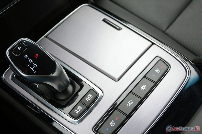 «БМВэшный» селектор молодит. Вставки под алюминий – тоже. Однако в сочетании с натуральным деревом образ интерьера выходит несколько странным. Кнопка Drive Mode меняет ездовые настройки автомобиля. Всего предложено три режима: стандартный, спортивный и зимний (демпфирует акселератор и не только)