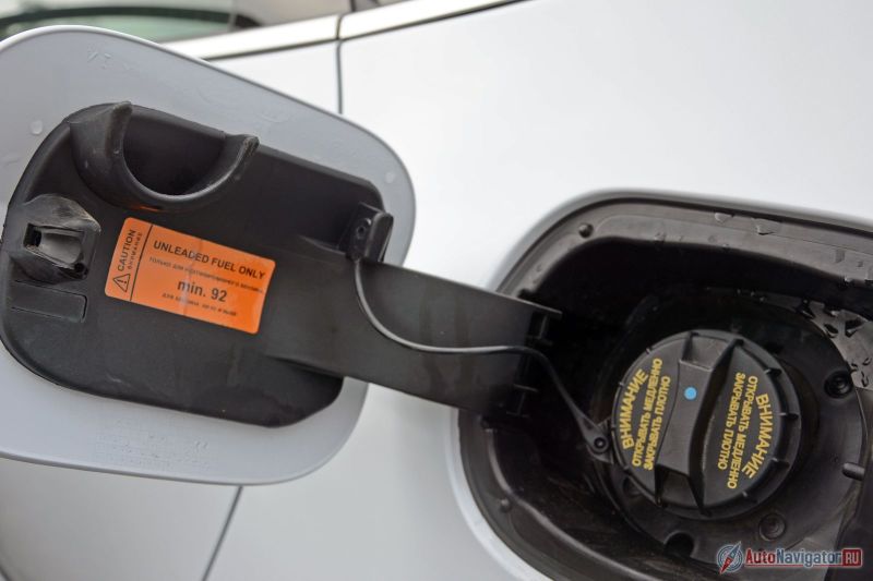 Машина допускает заправку бензином АИ-92. Наклейки и пробка горловины точно такие же, как, например, на Kia cee’d