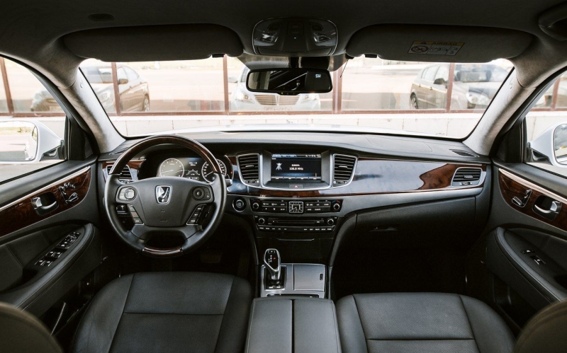 Внутреннее убранство в обновлённой машине, несомненно, наряднее и дороже, чем раньше. На центральной консоли больше нет серой пластмассы из начала двухтысячных. Заметно элегантнее стала клавиатура. Современнее выглядит центральный тоннель с джойстиком «автомата» и отделкой под алюминий