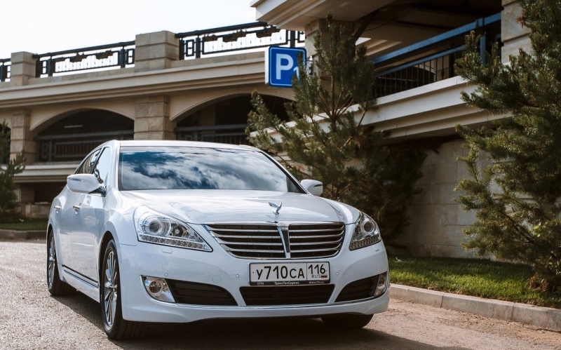 Eqqus монументален во всём. Если европейские конкуренты лаконичны и сдержаны, то Hyundai нарочито помпезен. Обилие хрома, присутствие вычурных линий, цитаты известных соперников прошлых лет…