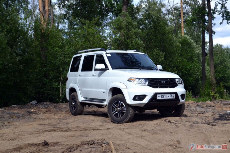 Patriot выше остальных внедорожников примерно на 10-20 см. По высоте он как раз между Land Cruiser Prado и Land Cruiser 200. И, несмотря на то, что с некоторых ракурсов он кажется узковатым, это не так – он шире Land Rover Defender и Great Wall Hover H3