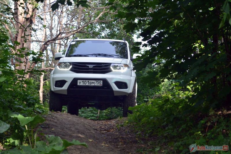 С новыми светодиодными ходовыми огнями Patriot стал намного заметнее – это факт. Другой вопрос – всегда ли это надо, например, в лесу? Яркость их можно убавить, включив габариты