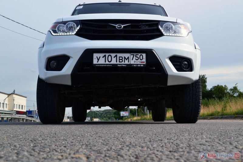 В характеристиках клиренс заявлен на уровне 210 мм. Но давайте посмотрим подробнее. Просвет под передним мостом по центру - 200 мм, под задним мостом по центру – 210 мм, минимальный просвет внутри базы – 440 мм, просвет под рамой – 440 мм. «Патриоту» под силу брод глубиной полметра и он все еще может ехать в случае, если одно колесо находится выше другого на 515 мм