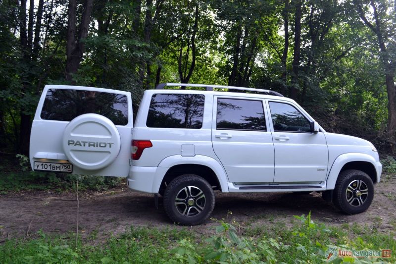 Открывающаяся в сторону дверь в целом удобна, но на парковках в городе нужен очень большой запас пространства сзади. К тому же открывается она почему-то вправо, как на японцах, а не влево. Поэтому, чтобы что-то положить в багажник, придется обходить либо машину, либо дверь. Это же российский автомобиль, почему бы не переставить петли на другую сторону