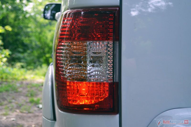 Задние фонари остались почти без изменений. К ним особых претензий нет. Зато есть нарекания к камере заднего вида, спрятавшейся над номером, рядом с запаской. Сама по себе она неплоха, но на экране в салоне изображение получается зеркальным (то, что на самом деле справа – на экране слева, а то, что слева - справа), то есть таким, как будто ты поворачиваешь голову назад и смотришь сам через заднее стекло. Возможно, тем, у кого никогда не было камеры заднего вида, привыкнуть будет легче, но у тех, кто к ней привык (или хотя бы когда-нибудь имел с ней дело), будет много вопросов и придется долго привыкать