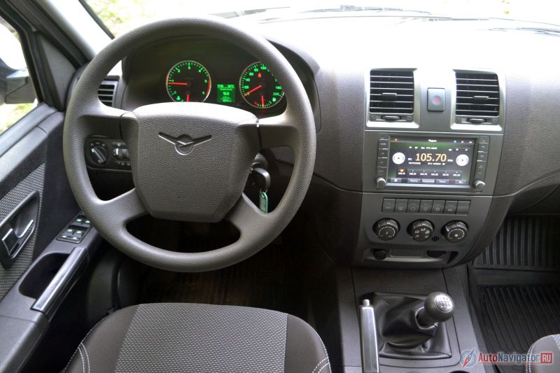 Салон уже очень хорош, но все дело в нюансах. Например, сенсорный экран очень быстрый и отзывчивый, но расположен он низковато. Руль регулируется по высоте, но рычаг регулировки расположен так, что об него то и дело задеваешь коленкой. Так можно и штаны порвать случайно. Иногда самопроизвольно срабатывает сигнализация. Есть проблемы с блокировкой дверей. Например, руками «гвоздик» на двери поднять нелегко, а если переусердствовать, то можно вообще сломать механизм, электрический же центральный замок только у водителя. А при включенном вентиляторе (неважно печка ли это, кондиционер или просто забор воздуха с улицы), как и раньше, что-то дребезжит