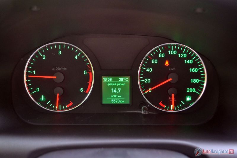 Приборы простые, но читаются хорошо. Расход топлива по-прежнему оставляет желать лучшего – 14,7 литров на 100 км при спокойной езде. Если постоять в пробках и пошустрить, то расход может подняться и до 20 литров на 100 км. По трассе дела не лучше – даже по паспорту 11,5 л/100 км