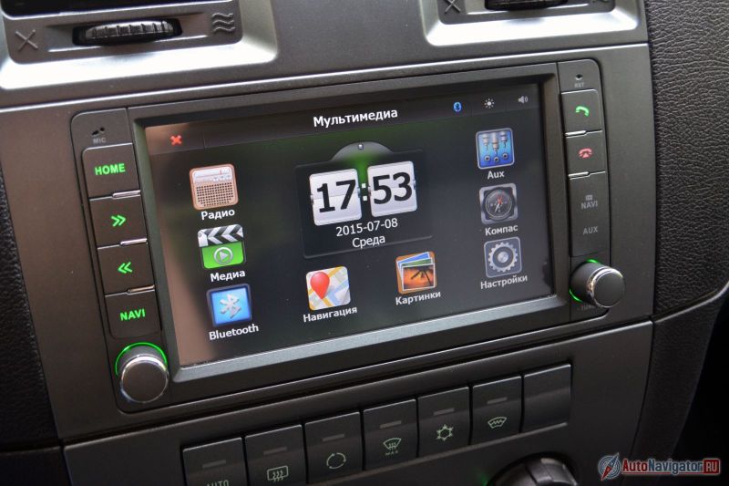 Может показаться, что мультимедиа в УАЗе навороченная и так и есть на самом деле, но распознавать microSD-карточку и фильмами она не захотела, навигацию проверить не удалось по причине отсутствия карт. Звучание музыки меломанов не порадует. Зато есть Bluetooth, который ни разу не сбоил и быстро находит телефон. Но главные же минус - магнитола сама не отключается при выключении зажигания (открытии двери или постановке машины на сигнализацию), выключать ее нужно руками всегда. А потом опять включать