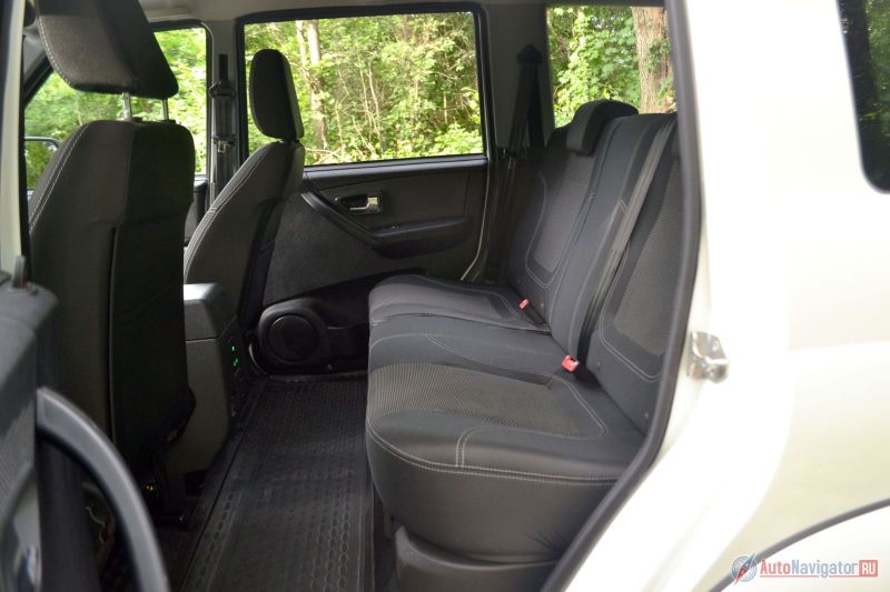 Сзади места хоть отбавляй. Ребенок по салону может ходить. Места над головой полно. Для ног простор. Пол ровный, так что можно без проблем сидеть втроем (третьего подголовника, правда, нет)