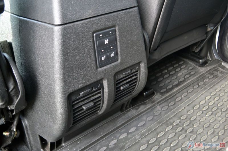 Для двух задних пассажиров есть подогрев сидений. Дефлекторы так низко потому, что они для ног. Привычных воздуховодов под передними сиденьями нет, поэтому, если стало холодно, нажал на кнопку и горячий воздух подул сразу в ноги. А за счет регулировок, поток можно направить, куда угодно