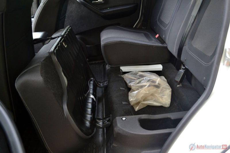 Под сидушками заднего дивана есть ниши для всякой мелочи, ключей, аптечки, домкрата – как в пикапах. Удобно и практично. Скажем, если багажник забит, инструменты и другие важные вещи все равно будут под рукой… точнее под попой