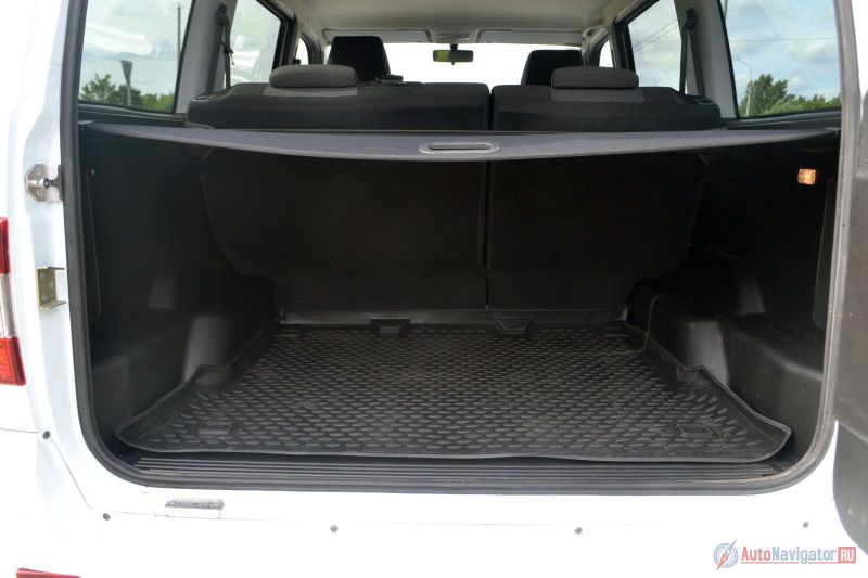 Багажник большой. Даже не так. Гигантский. И почти прямоугольный. Полезный объем - 704 литра, но при желании можно увезти больше. И это как раз тот случай, когда количество перевозимого груза определяется не объемом багажника, а грузоподъемоность. У «Патриота» она всего 525 кг