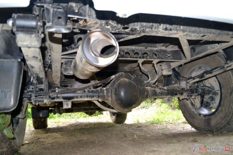 Задняя подвеска рессорная и это дает о себе знать – на лежачих полицейских задних пассажиров подбрасывает до небес. Хотя, если возить в багажнике пару мешков с цементом, становится на порядок комфортнее