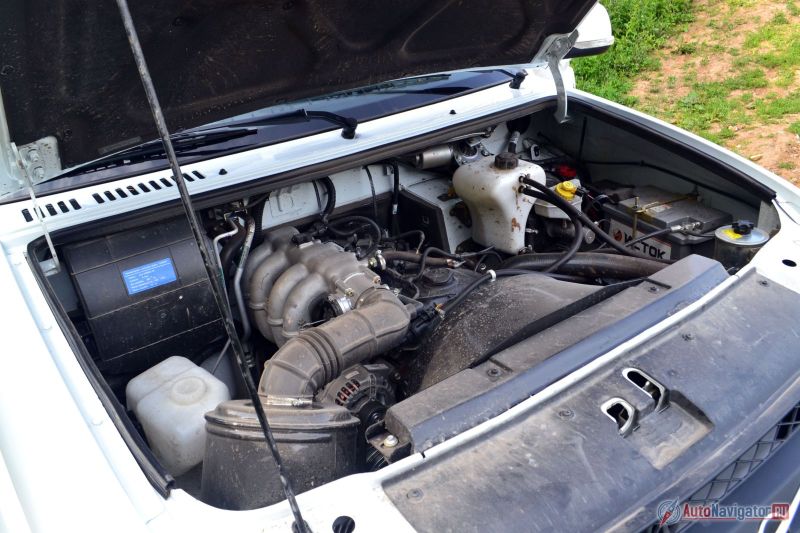 Двигатель, как и на «Хантере»-«Козлике», 2,7-литровый мощностью 128 л.с. Есть еще 2,2-литровый дизель мощностью 114 л.с. Разница в крутящем моменте 60 Нм (210 у бензинового против 270 у дизельного мотора). Дизель экономичнее, но медленнее и на 70 000 рублей дороже