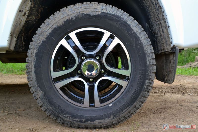 У «Патриота» несколько вариантов размерности колес: 225/75 R16 в базе, 235/70 R16 в средней комплектации и 245/60 R18 в максимальной комплектации (как на тесте). Но вместо последних на тестовом автомобиле стояли высокопрофильные шины 245/70 R16. И да, задние тормоза по-прежнему барабанные