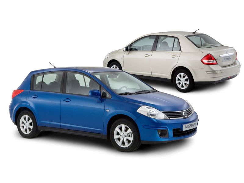 Все годы наряду с пятидверным хэтчбеком предлагался и трёхобъемный седан